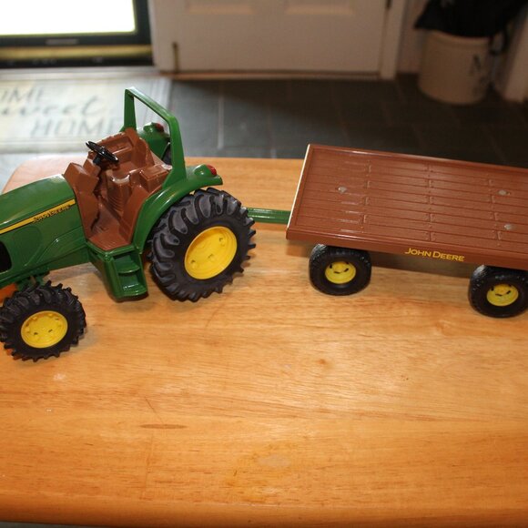 John Deere - Tractor with Flatbed Wagon - Picture 1 of 3